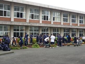 清掃活動中の都農高校生徒の様子