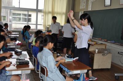 折り紙の説明をする都農高校 福祉系列の生徒 折り紙の説明をする都農高校 福祉系列の生徒