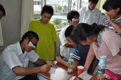 高校生と小学生の取り組む様子