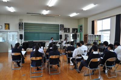 都農高校 音楽×英語の授業風景 都農高校 音楽×英語の授業風景