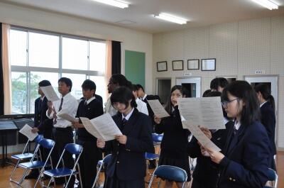 英語の歌を歌う都農高校の生徒