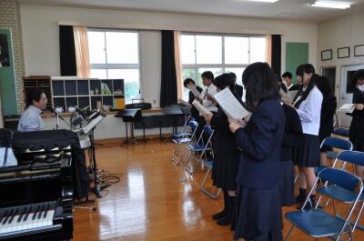 最後は歌を完成させて披露した都農高校生 最後は歌を完成させて披露した都農高校生