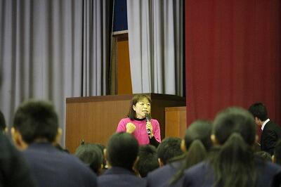 涙ながらに話すポン太クラブ代表　外山さん