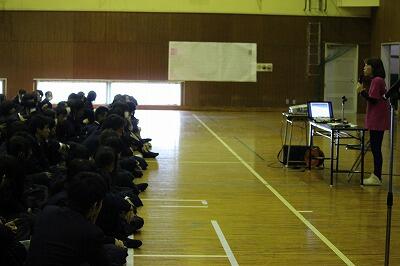 生徒に想いを伝える外山さん