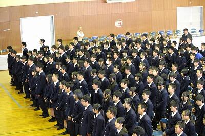 まっすぐと前を見る生徒たち
