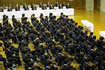 耳を傾けてきく生徒たち