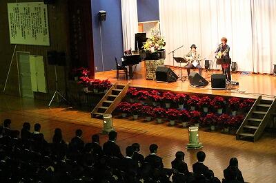 岩下直人さんのコンサートを聴く生徒たち