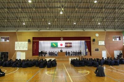 新任式の様子　教頭あいさつ