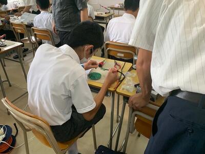 電子工作　はんだ溶接で部品を接合する