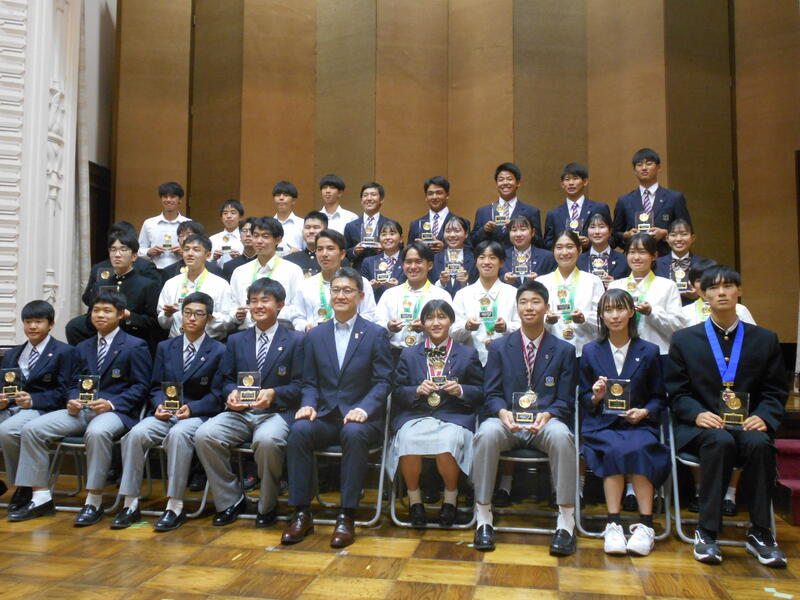 最前列右から２番目が本田さん。最前列中央が河野県知事。
