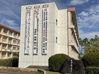 懸垂幕（本田朱里さん）