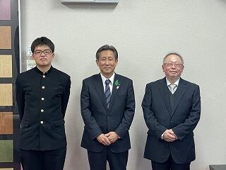 黒木教育長と加藤朋大さん