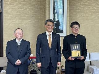 河野知事と加藤朋大さん