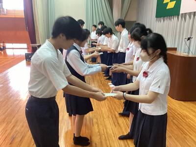 新役員から旧役員へ記念品の贈呈です。