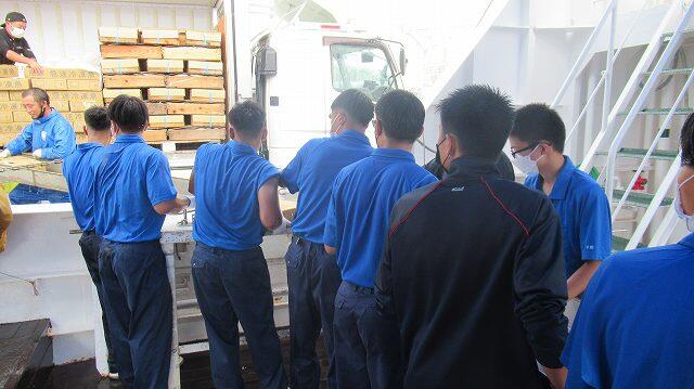 物資の積み込み。操業用の餌や２ヶ月分の食糧を積み込みます。