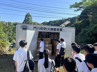 生徒の防災係による、本校に設置している備蓄倉庫の確認