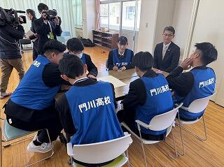 生徒と一緒に体験する知事