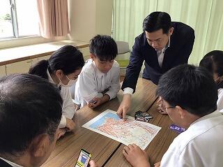生徒と一緒に体験する宮崎県議員