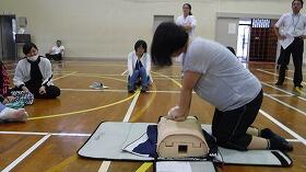 胸骨圧迫の実践中です