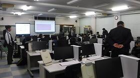 生徒も真剣に聞いています