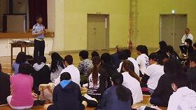 講演を真剣に聴きます