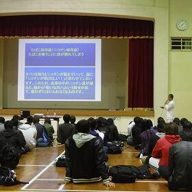 講演を聴いています