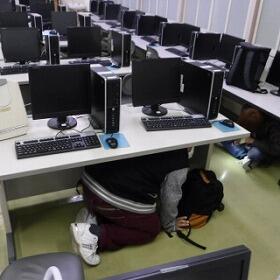 机の下にきちんと隠れています