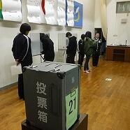 投票箱と記載机をお借りして本物の選挙のようです