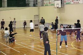 バドミントンをしています