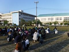 講話を聞いています