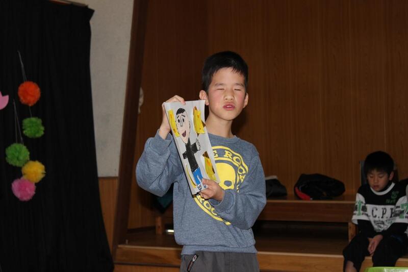 ６年生の発表の様子（図工作品の発表）