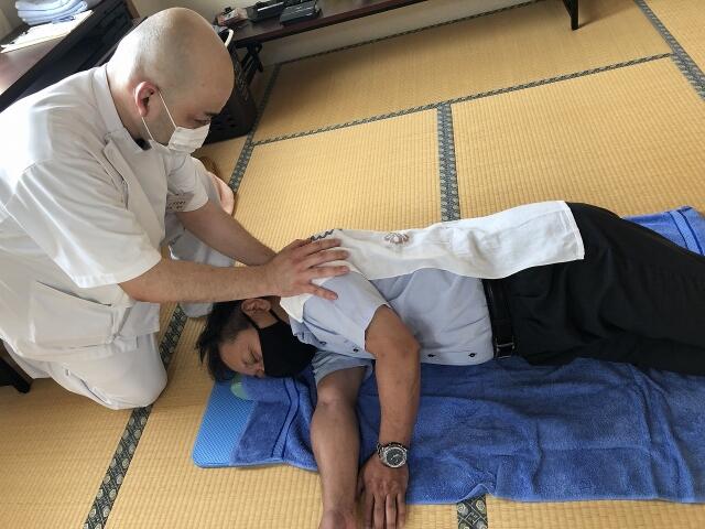 生徒が側臥位で施術している様子です