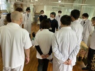 常盤先生の説明を生徒と職員で聞いている様子です