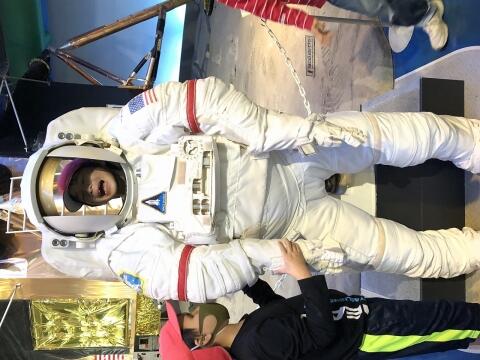 宇宙服の顔はめパネルで記念撮影