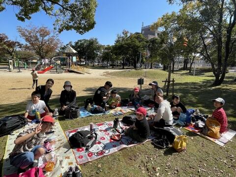 お弁当をひろげてみんなで食べている様子