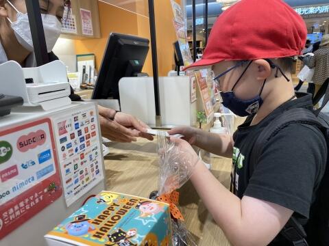 窓口で切符を買う様子