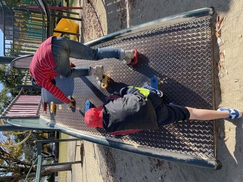 公園の遊具で遊ぶ様子