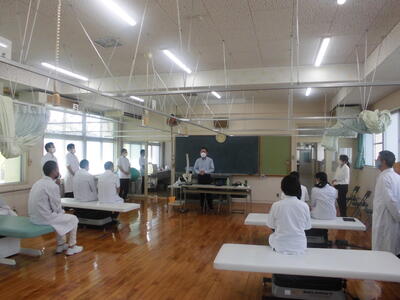 実技指導の前に講義を受けている様子です。