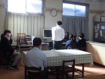 沖縄盲学校とオンライン交流をしている様子です。