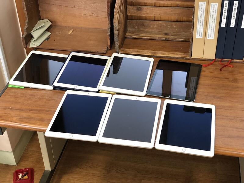 NICTからお借りしたiPadが机の上に並んでいる画像です。