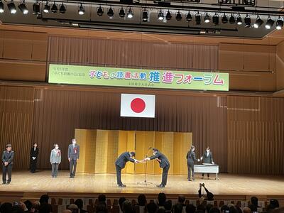 副校長先生が症状を受け取っている様子です。