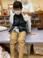 生徒が利用者の方を施術している様子