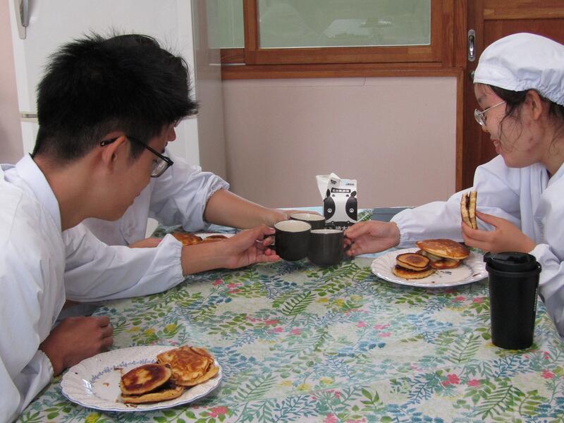 完成したどら焼きと住吉牧場の牛乳