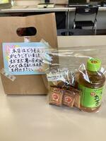 生徒が書いたメッセージカードとお茶菓子のプレゼント