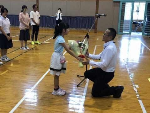 写真2 児童代表による花束贈呈 写真2 児童代表による花束贈呈