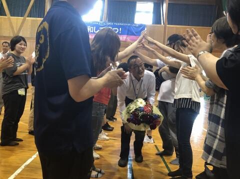 写真３　児童生徒職員による花道退場