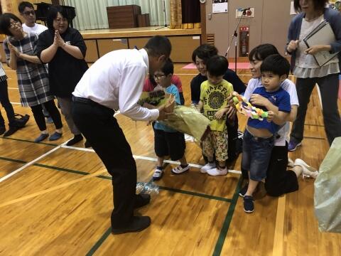 写真４　幼稚部生からのプレゼント