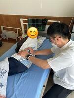 会話を楽しみながら施術している