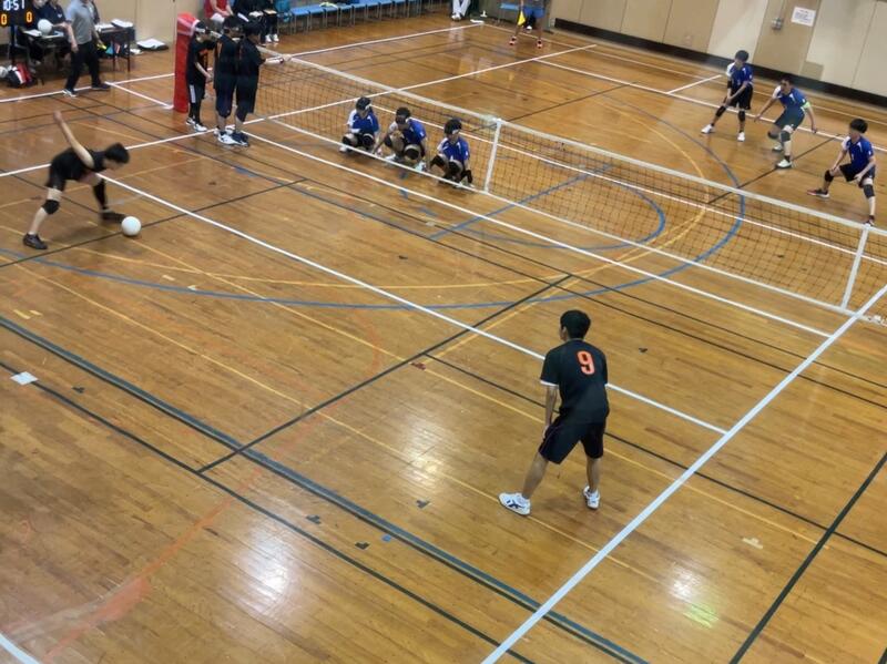 決勝戦の様子。青のユニフォームが明星。相手のスパイクに備えています。