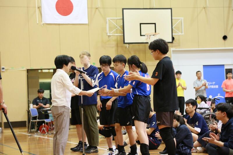 表彰式の様子。普通科生（男子２名）、中学生（女子１名）が賞状をもらっているところです。